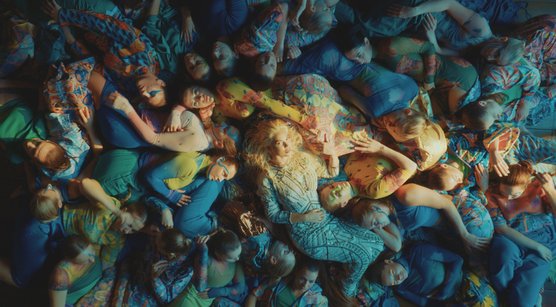 Seko sevis labākajai versijai jaunajā Samantas Tīnas  dziesmā "Dzenos sev līdzi"