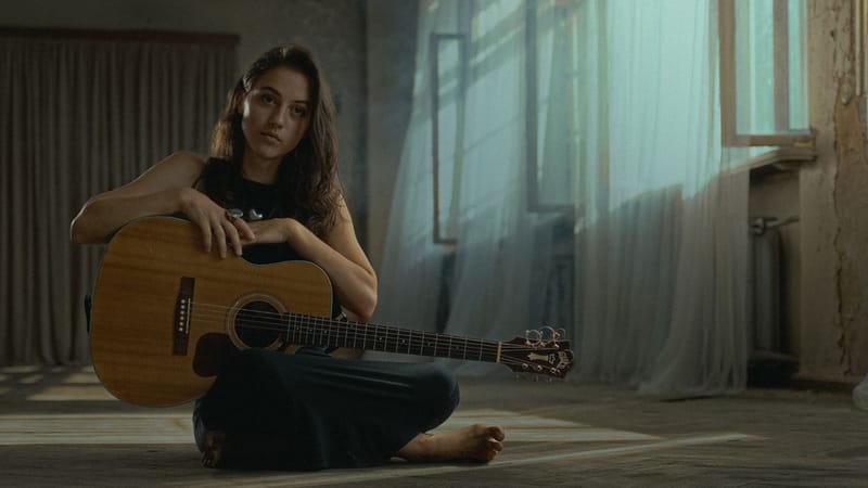 Ar dziesmu “Malu jiurā” Amanda Lapa pauž spēcīgu vēstījumu pret vardarbību