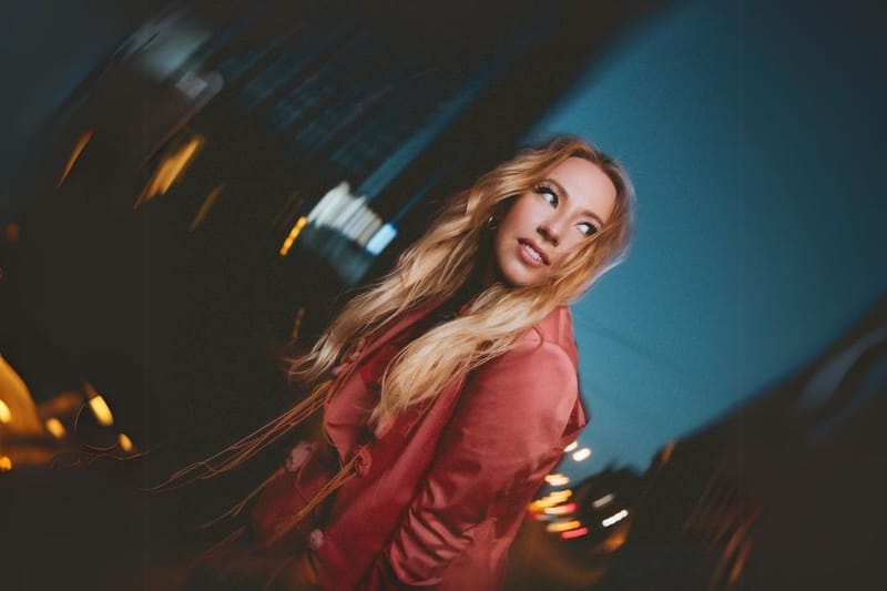 Piedāvājot dziļi personīgu pieredzi klausītājiem, Estere laiž klajā "Nāc man līdzi"