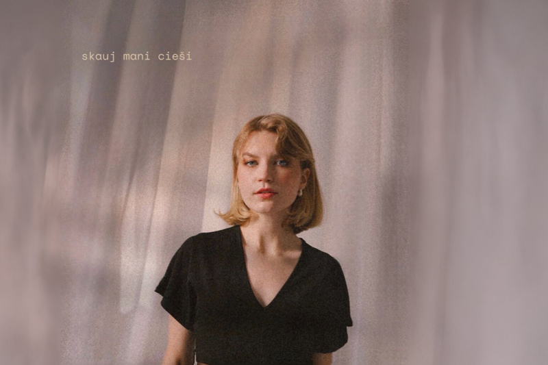 Elizabete Gaile ieraksta romantisku dziesmu par vientulību