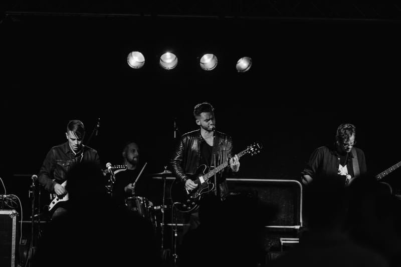 Grupa "Rubīna Kubs" atklāj jaunākā albuma tituldziesmu - "Debesis deg"