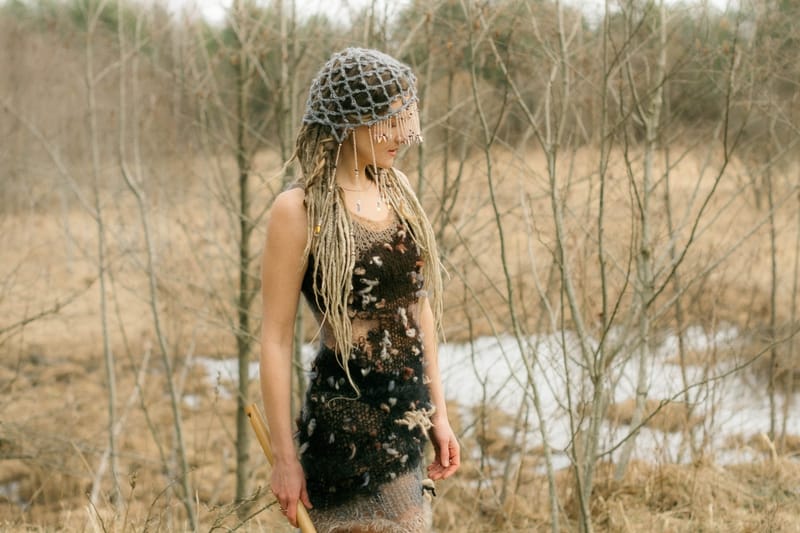 ​Septiņus gadus auklēts, šonedēļ izdots Agneses Dzjamko debijas albums “Stāsti par debess ķermeņiem”