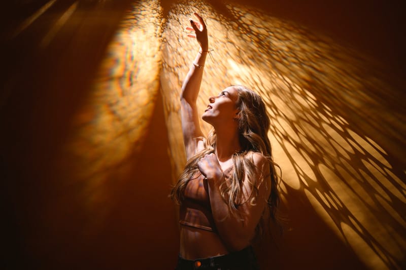 DIONA ieraksta dziesmu par vēlmi pazust un brīvības meklējumiem - "Es aizeju"