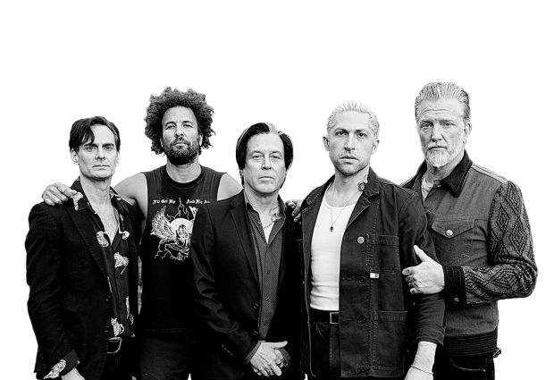 Brīdinām par skaņu vētru, kas skar prātu un sirdi - "Queens of the Stone Age" Arēnā Rīga