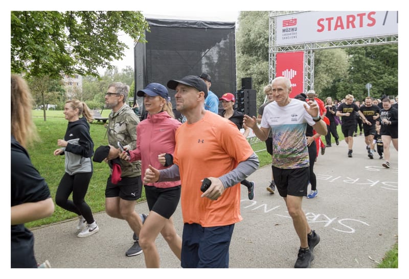 Sirsnīgā gaisotnē aizvadīts Mūziķu labdarības skrējiens “Saglabā ritmu neizdegot!”