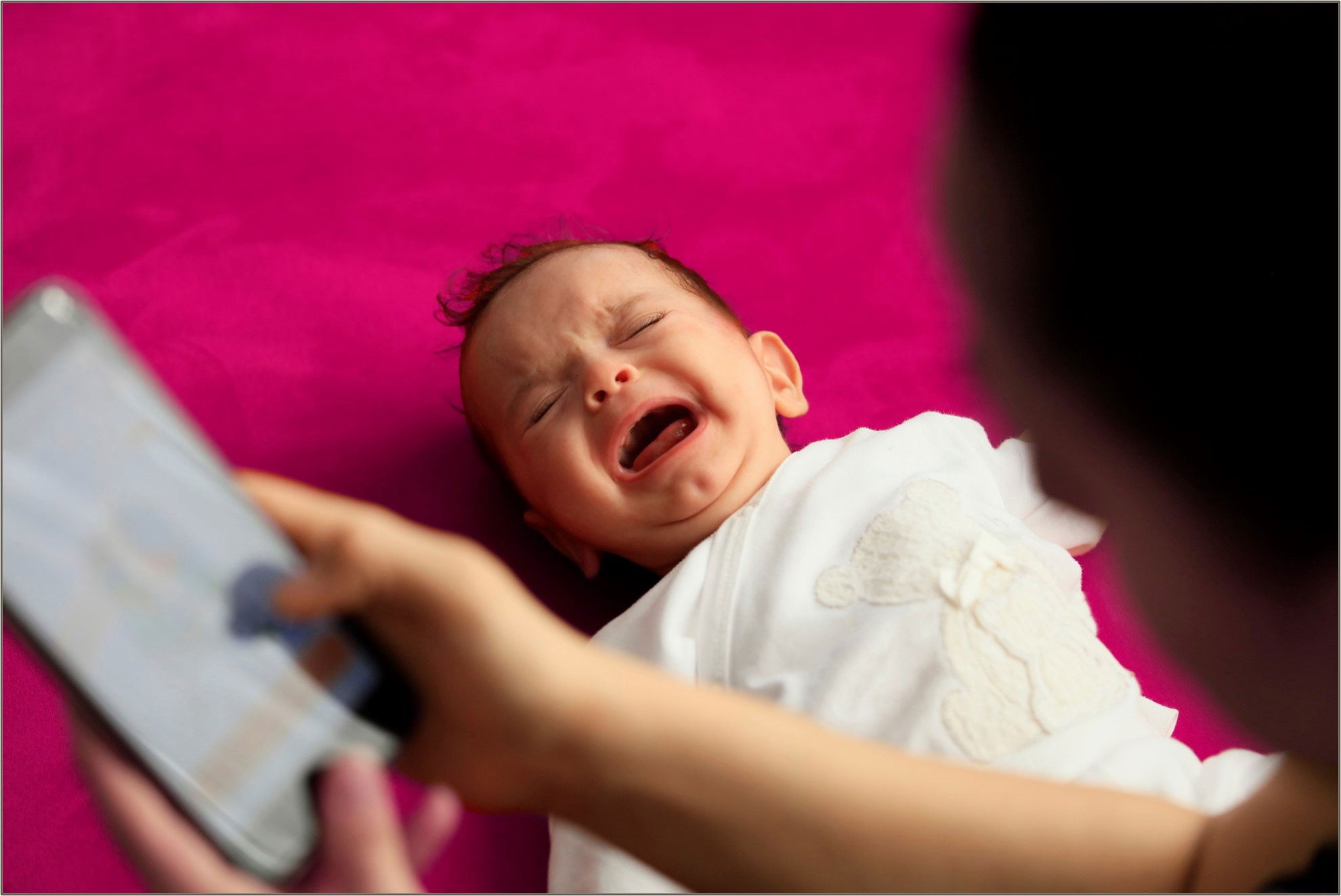 Baby oder Smartphone im Blick