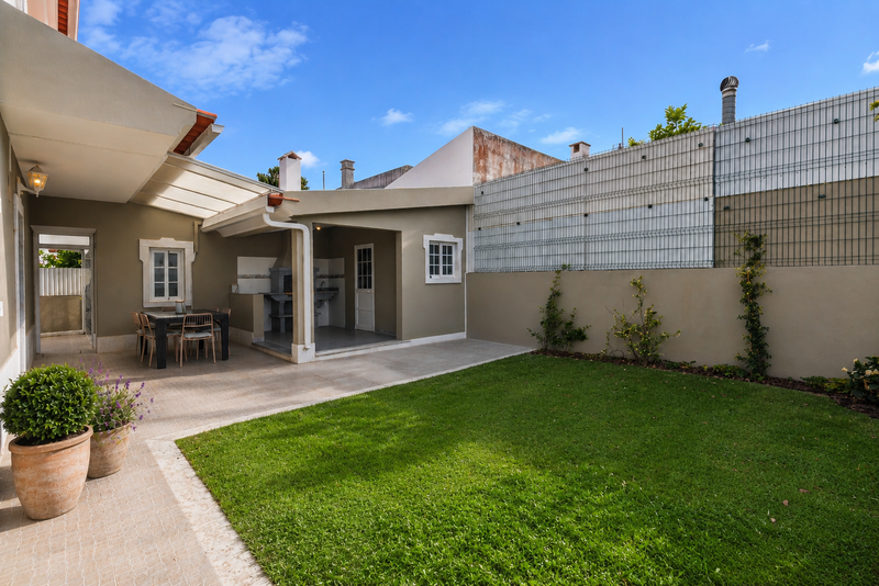 Contemporary Family Home in Aroeira