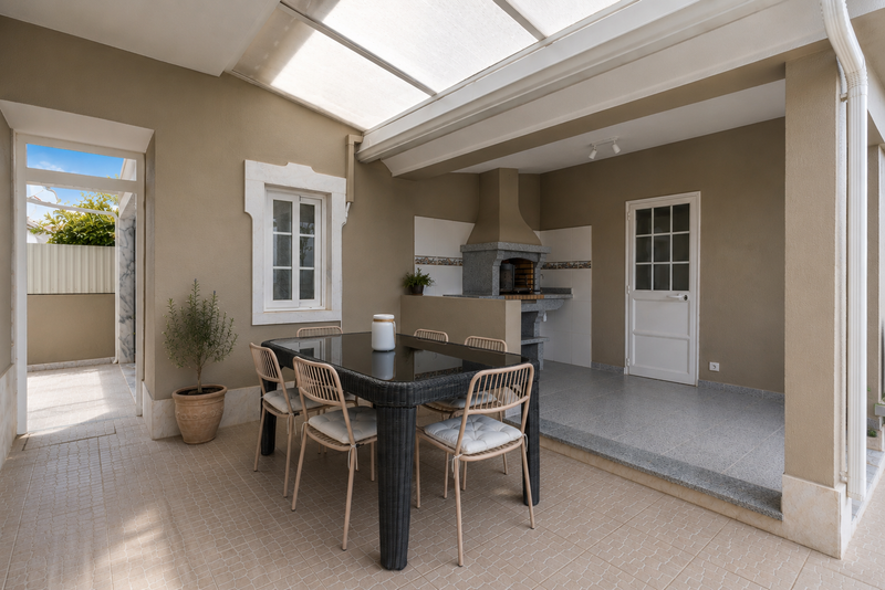 Contemporary Family Home in Aroeira