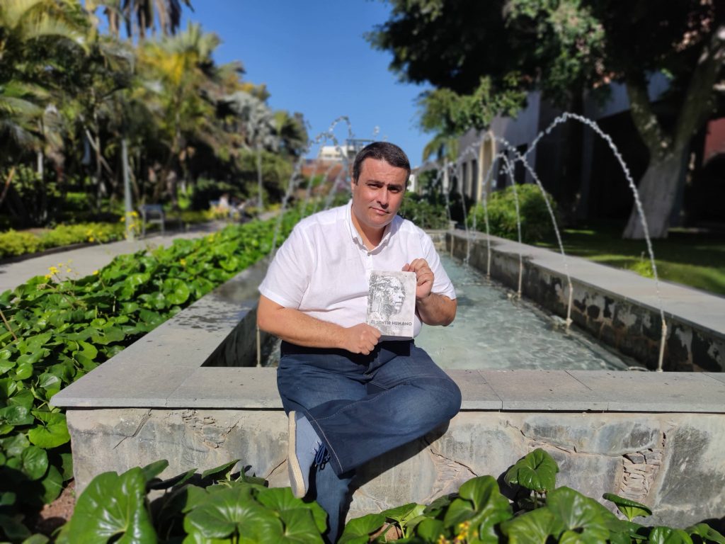 Heriberto Quintana posando con su obra «El sentir humano»