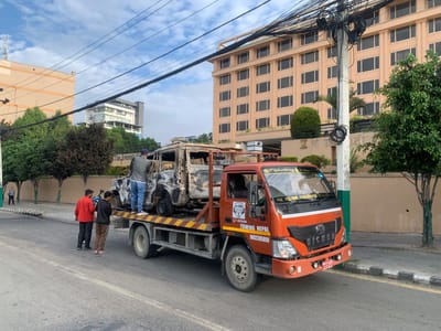 टोइङ नेपालले आन्दोलनमा जलेका सवारी साधन सुरक्षित स्थानमा सार्न सुरु गर्‍यो