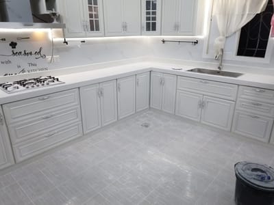 أناقة الرخام في التصميم الداخلي: دليلك لاختيار الأفضل لكل مساحة