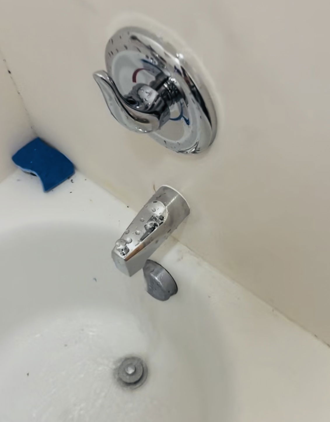Fixed shower valve and running water