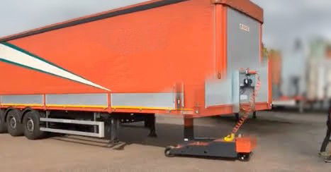 Mover remolques a los muelles