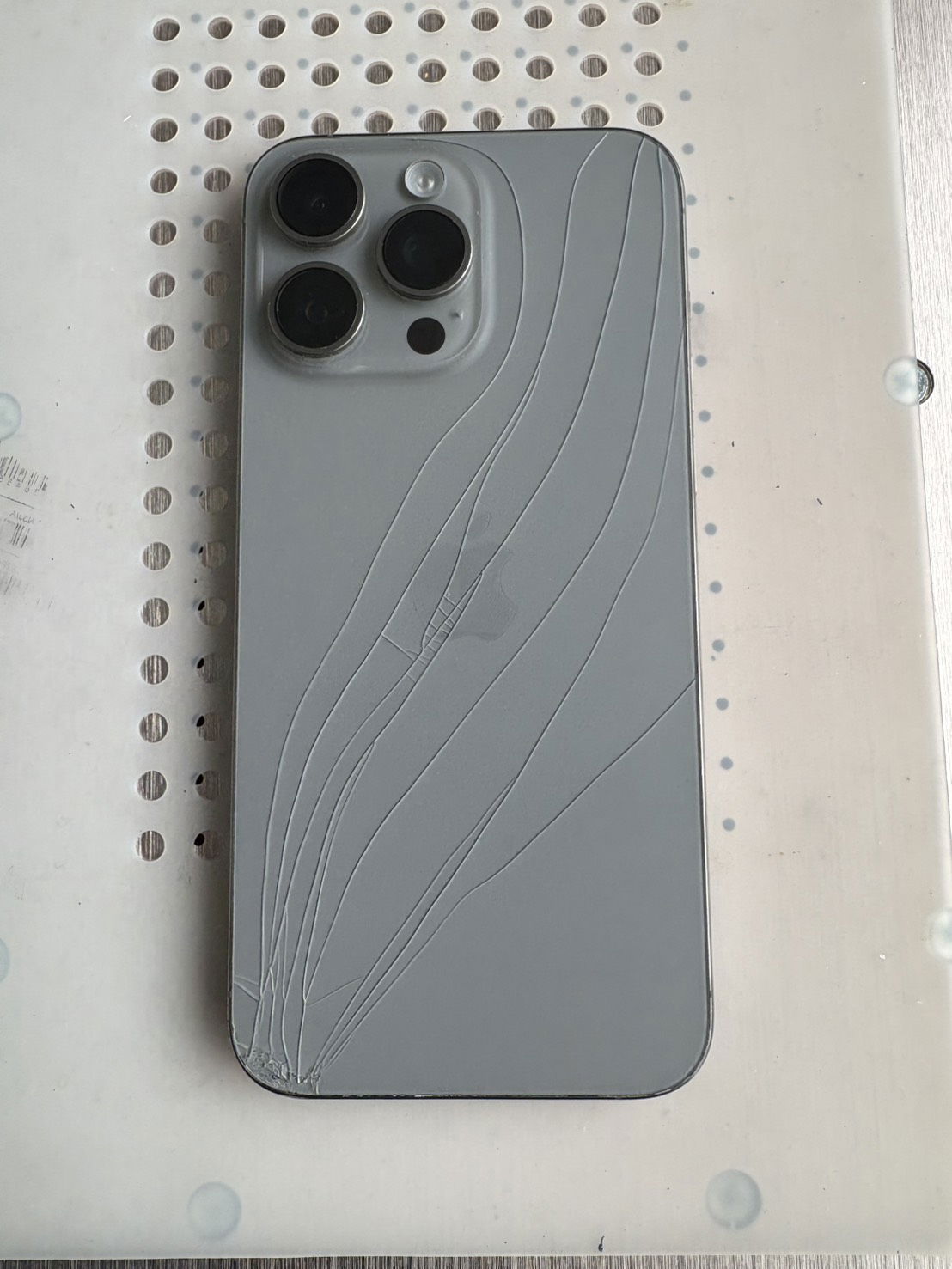 iPhone15Pro 背面パネル交換、背面パネル交換 高田馬場、iPhone修理 高田馬場