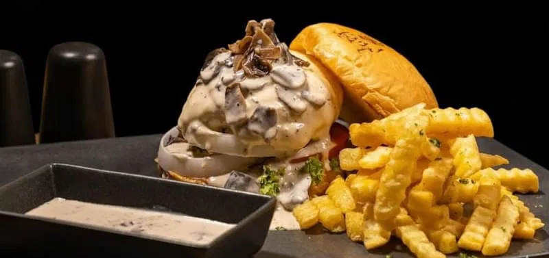 Beef burger with Mushrooms برجر لحم بقري مع الفطر
