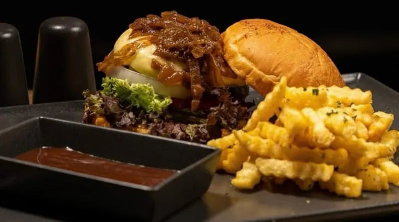 Beef burger with caramelized onions برجر لحم بقري مع بصل مكرمل