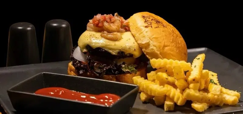 Surf & Turf Burger برجر لحم بقري مع شرمب