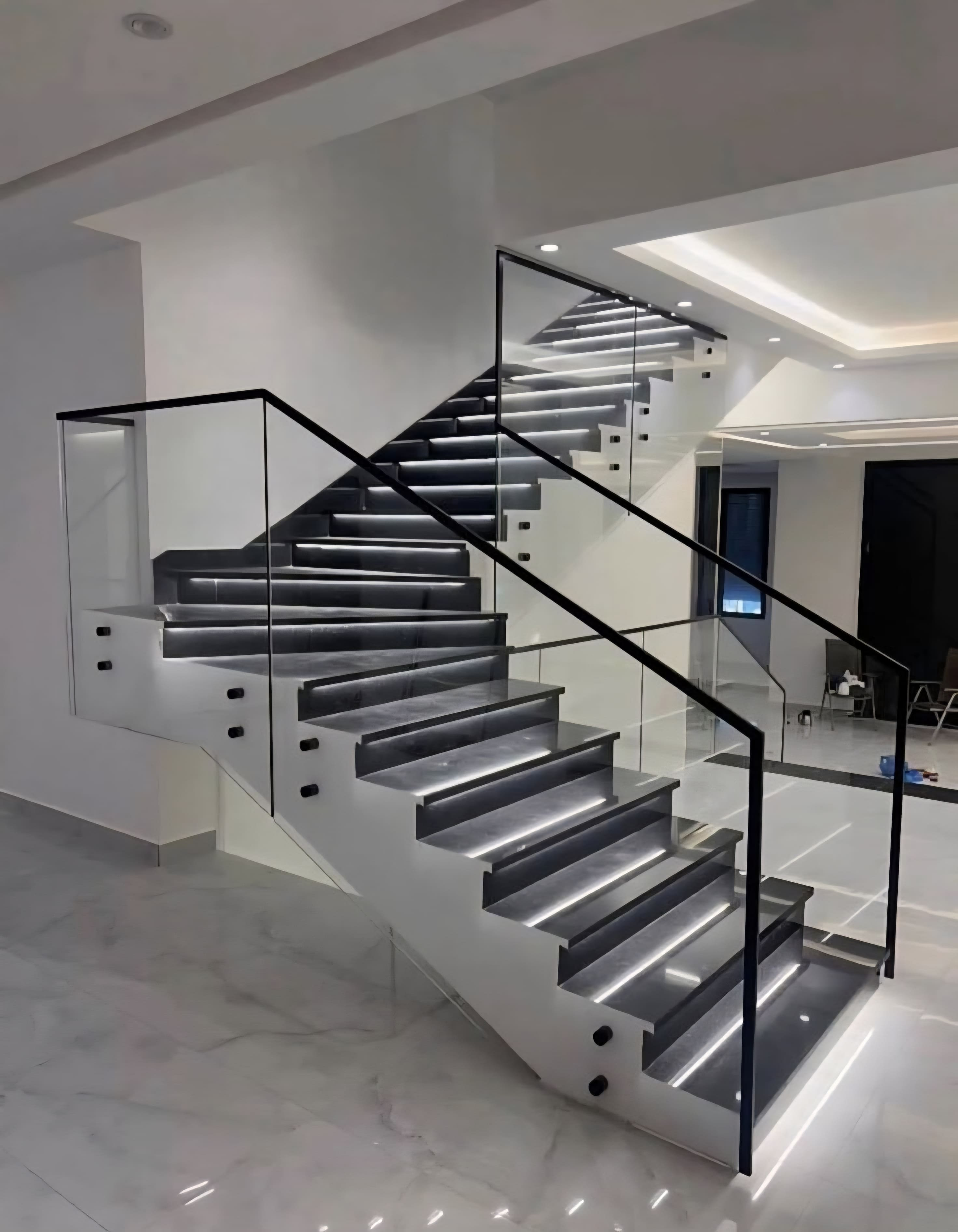 درابزين زجاج سيكوريت مودرن للدرج بالدمام