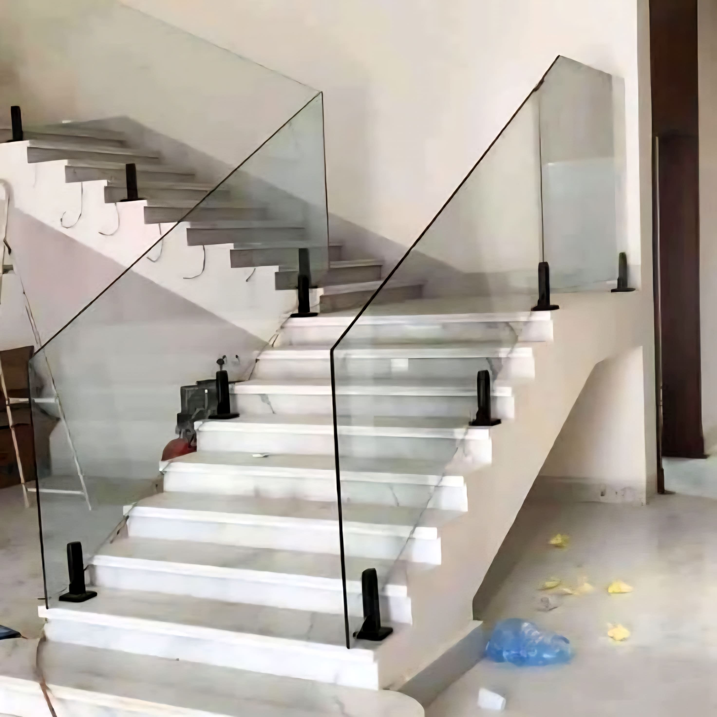 درابزين زجاج شفاف قواعد فضي