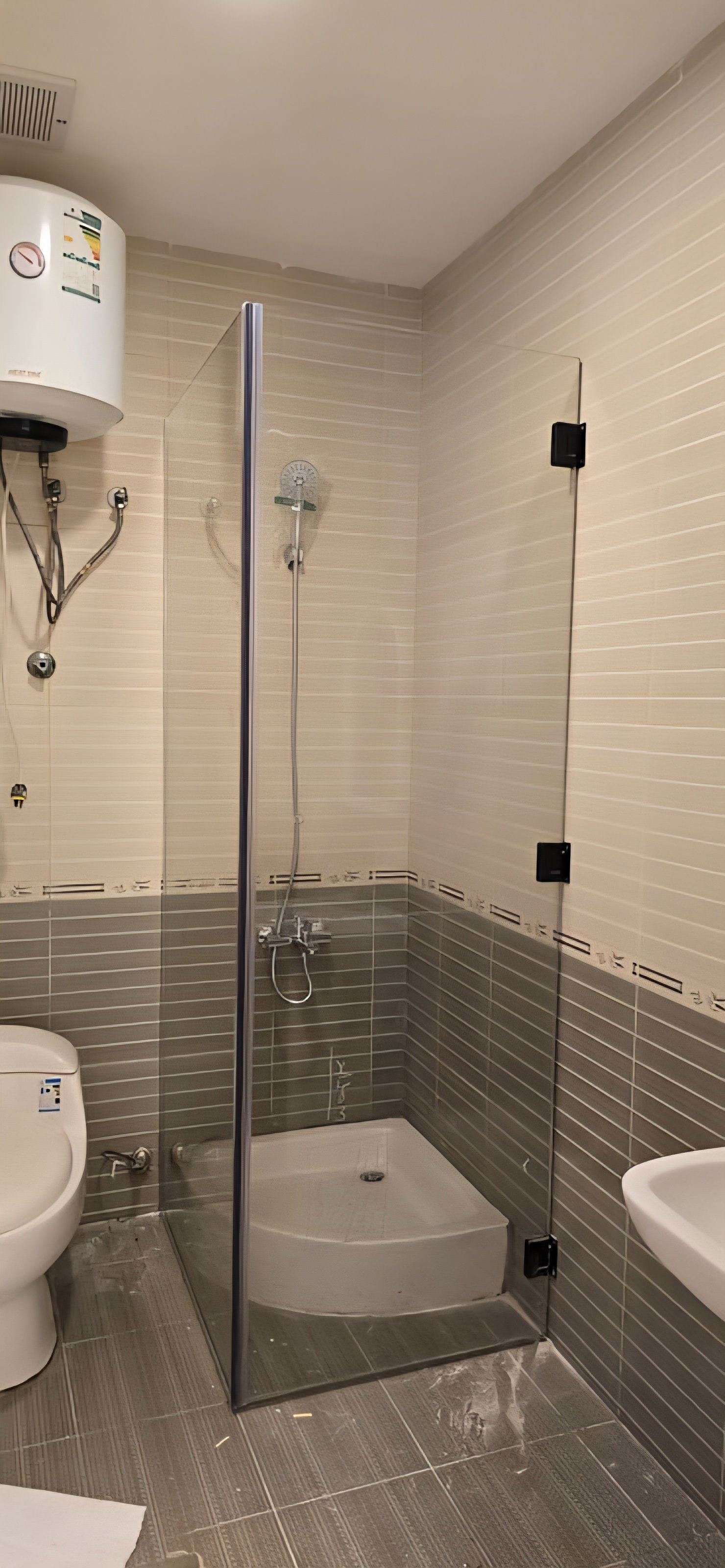 شاور زجاج مفصلات سوداء مودرن بالقطيف.