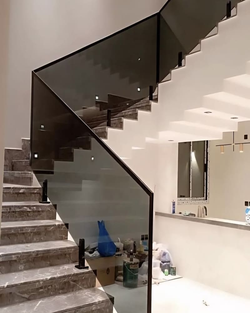 درابزين زجاج اسود الرياض