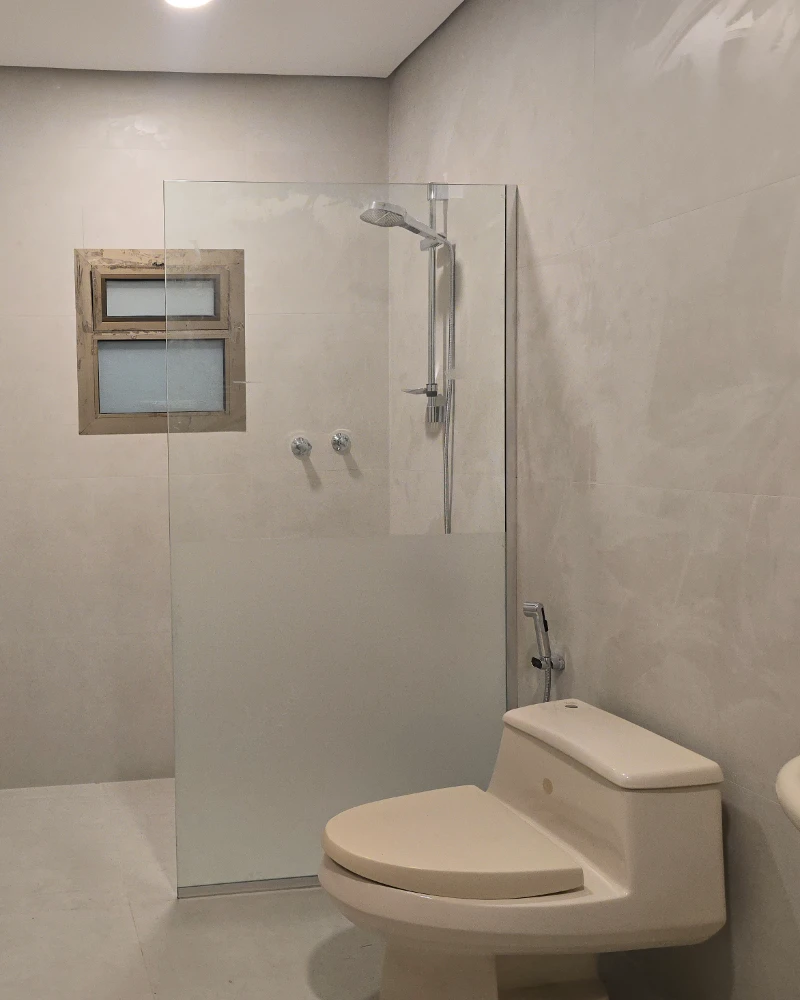 تفصيل زجاج حمام ثلجي