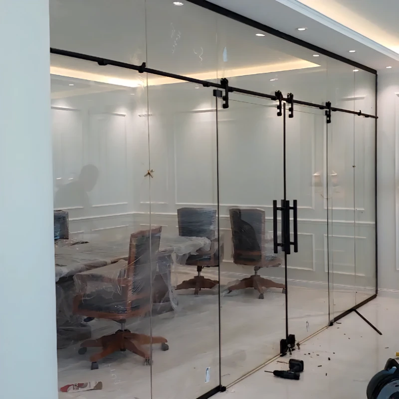 قواطع زجاج مكتبية