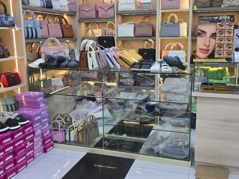 انواع الرفوف الزجاجية