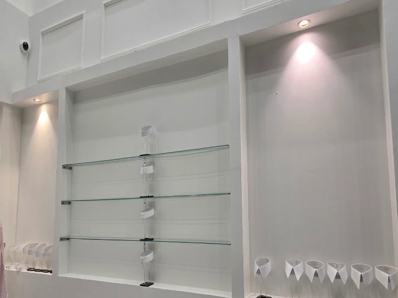 رفوف زجاجية جدارية