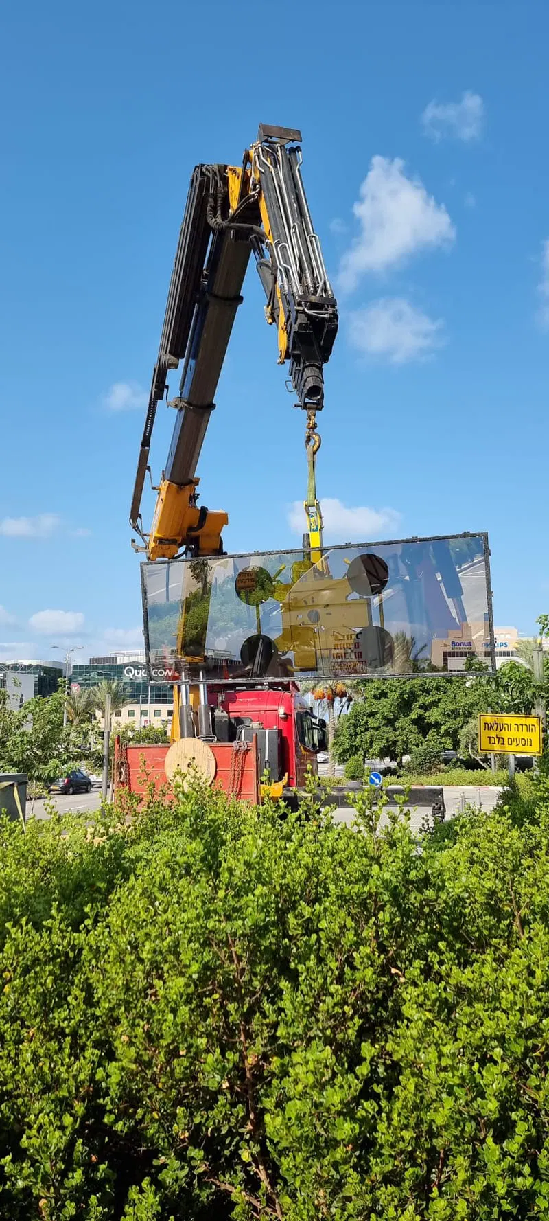 מנוף ונטוזה להרמת זכוכית