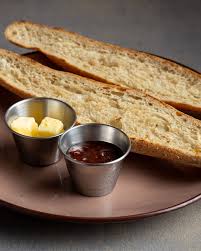 TOSTADAS CON MANTEQUILLA Y MERMELADA
