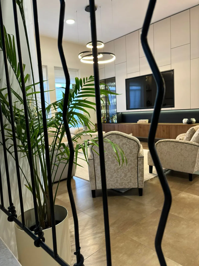 שדרוג חלל ציבורי בבית באחוזת ברק משפחת רוזנברג