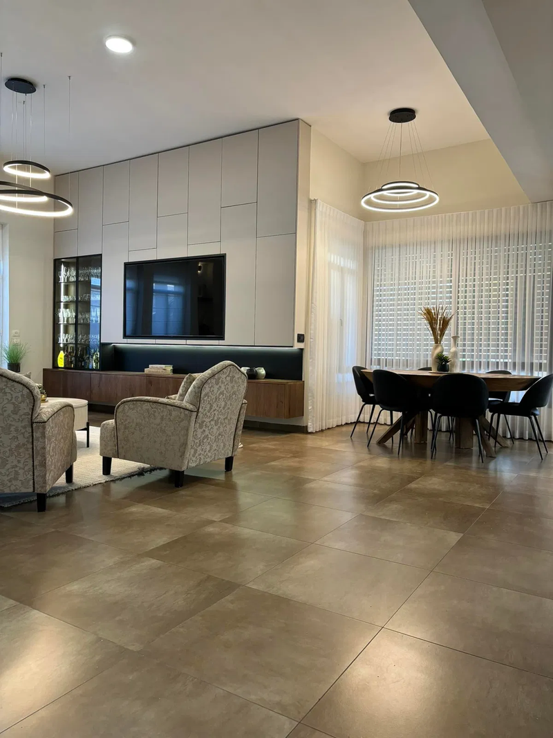 שדרוג חלל ציבורי בבית באחוזת ברק משפחת רוזנברג