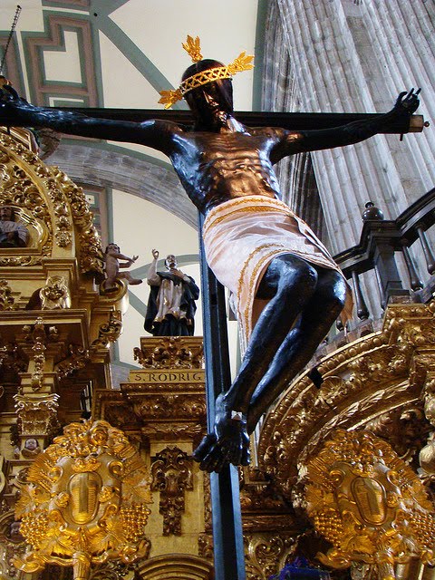 A man put poison on the feet of the image of Jesus to kill the priest, but when he went to kiss His feet, Christ lifted them up and changed color: the miracle of the Black Christ or Lord of the Poison