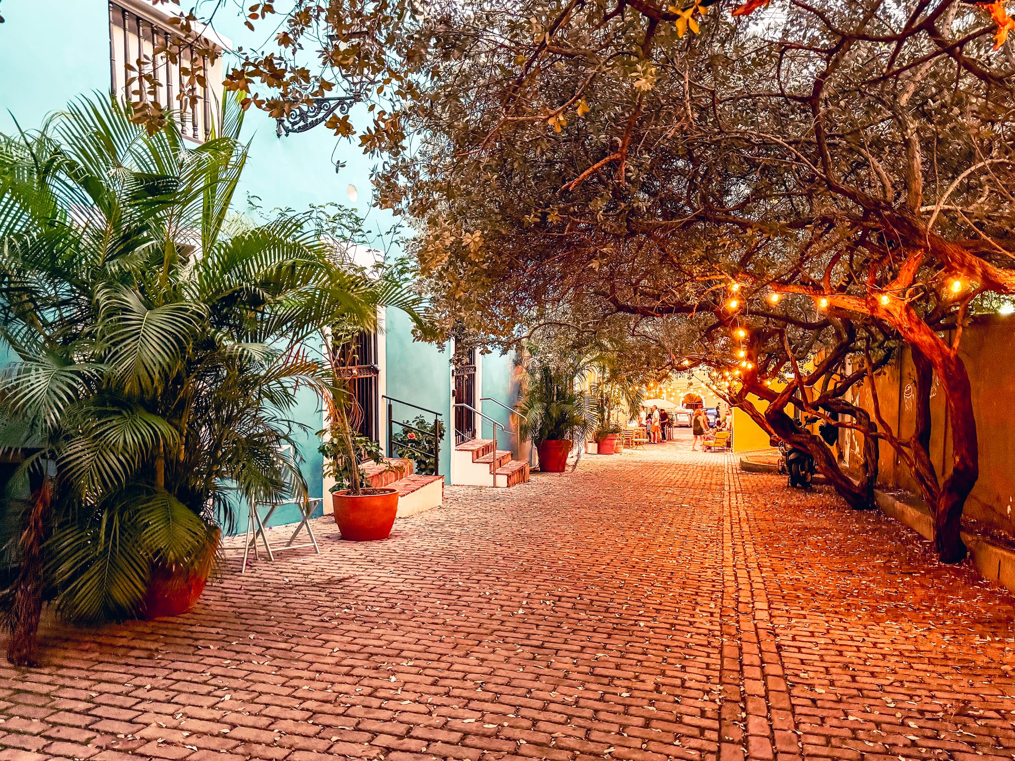 LA PLAZA COLON OlD SAN JUAN
