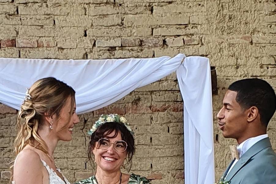 Officiante Elle et Manue guidant une cérémonie laïque poétique