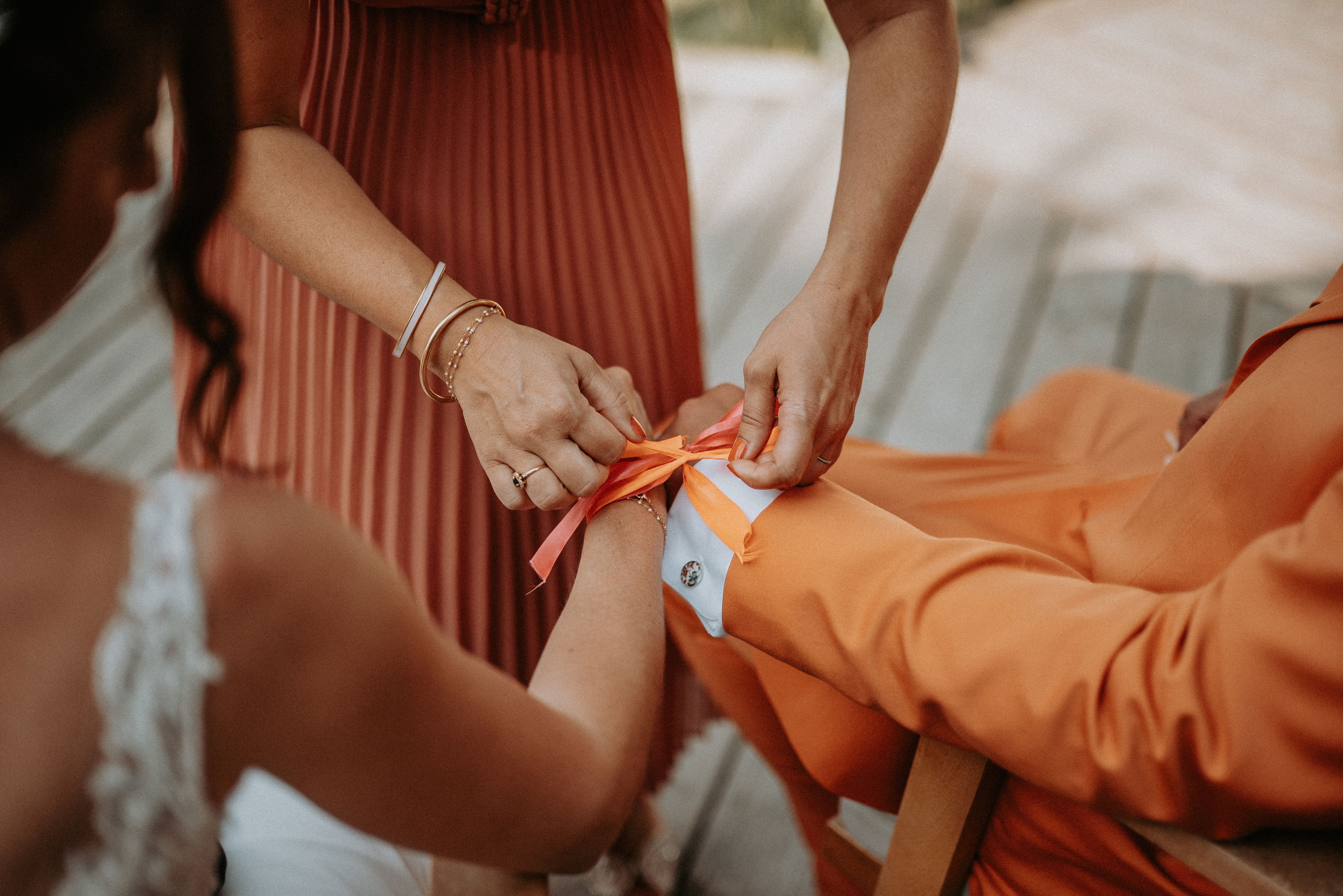 Officiant laïque accompagnant un couple dans la préparation de leurs vœux