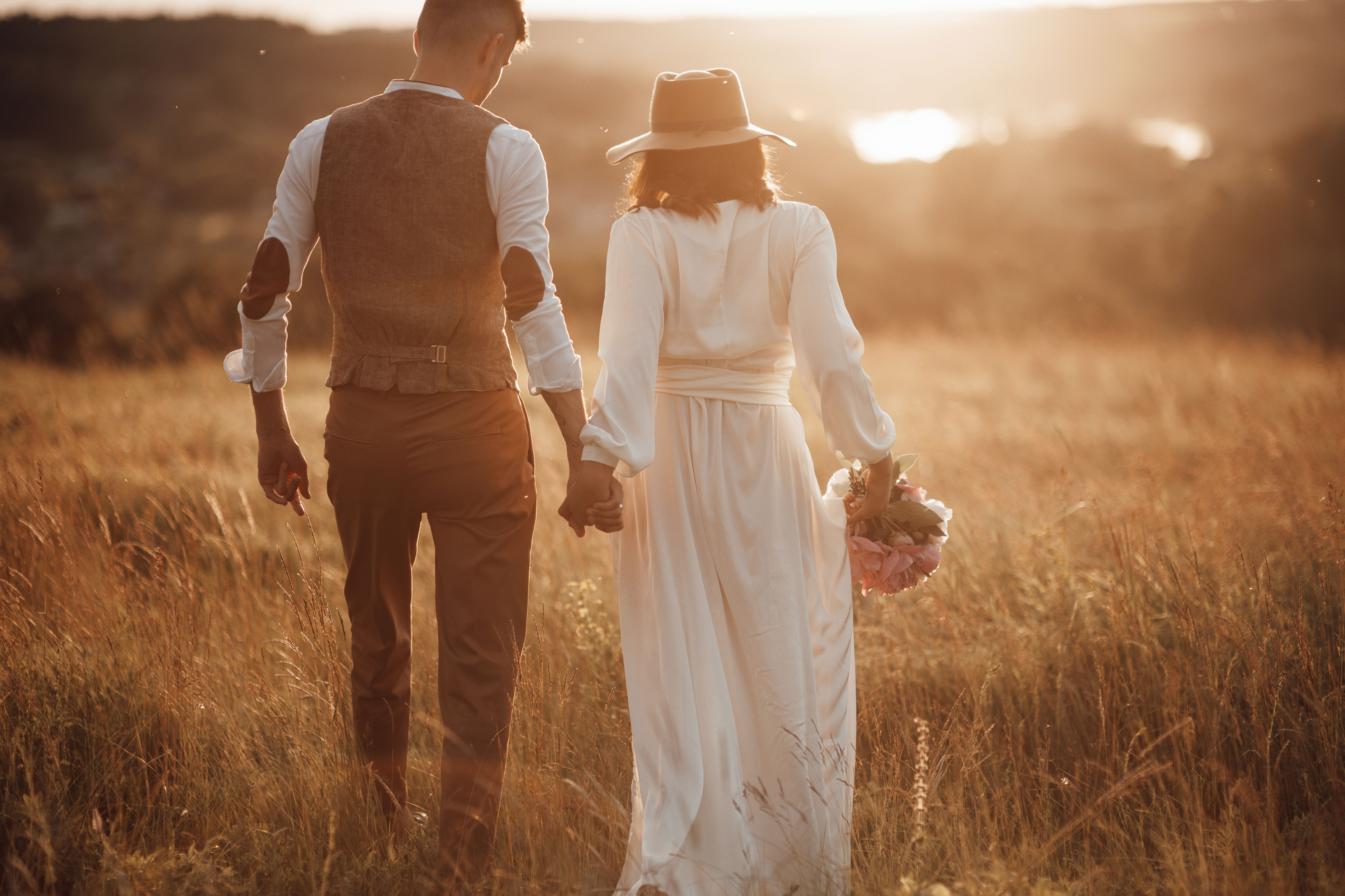 Couple amoureux lors de leur cérémonie laïque au coucher du soleil