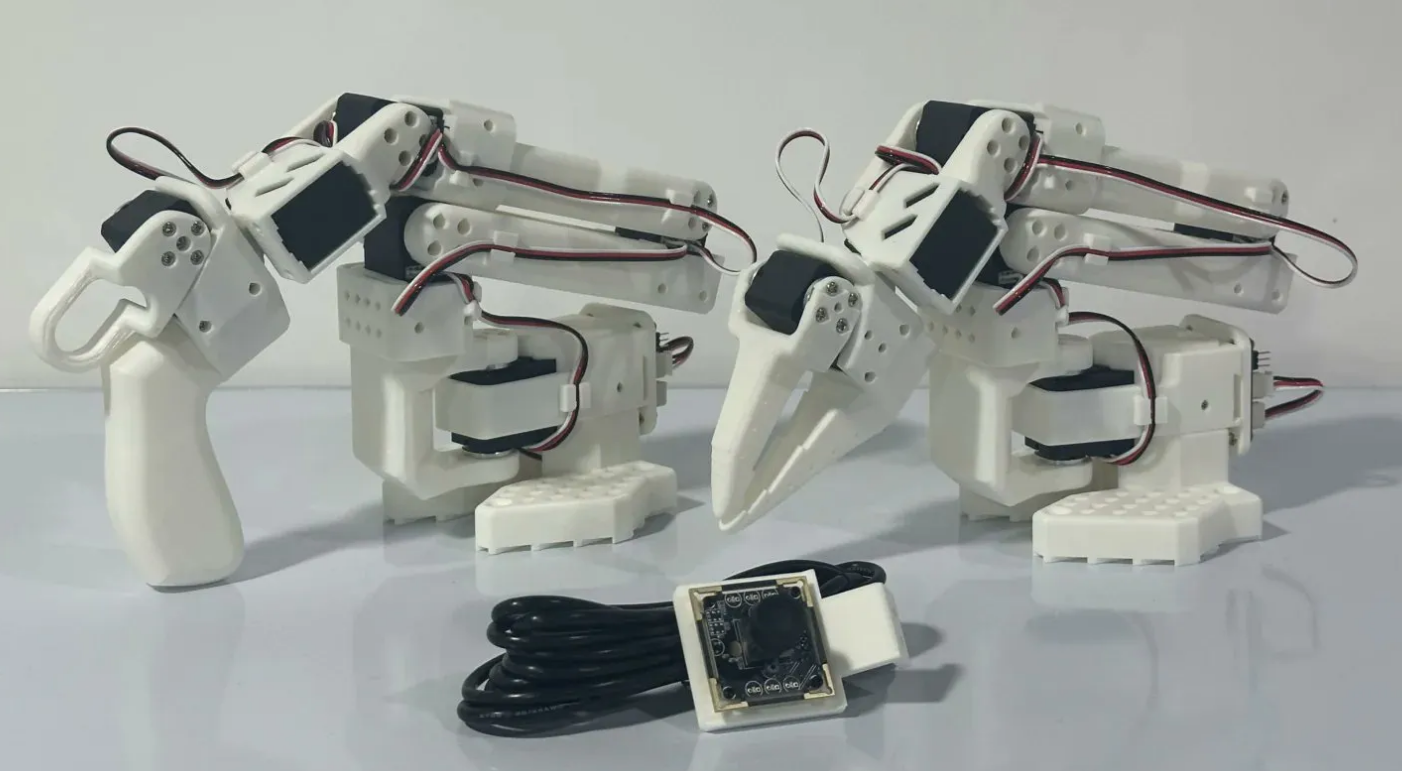 Un braccio robotico open-source stampato in 3D esegue movimenti guidati da AI generativa in un laboratorio tech.