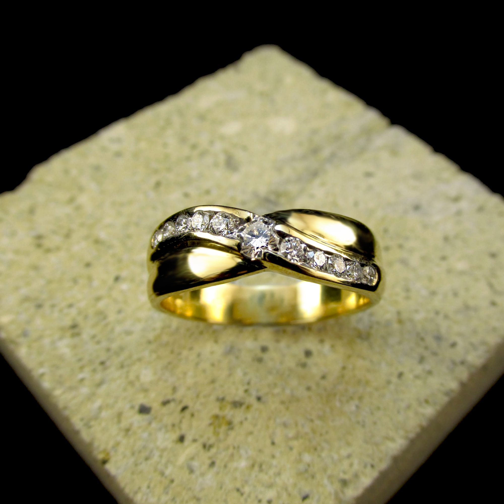 18ct Yellow Gold Cross-over Diamond Ring (Ref#25005)