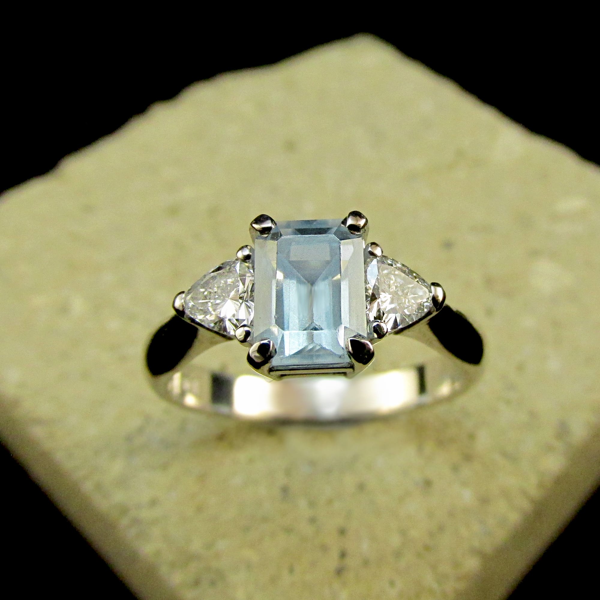 9ct White Gold Aquamarine & Diamond Ring (Ref#26002)