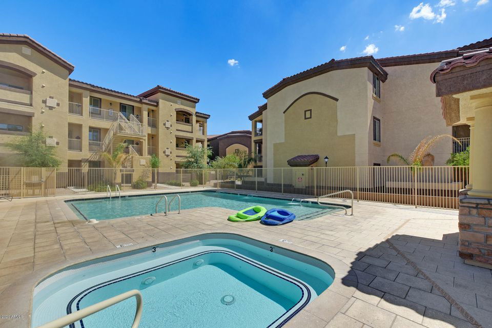 Coyote Del Sol- PoolSide