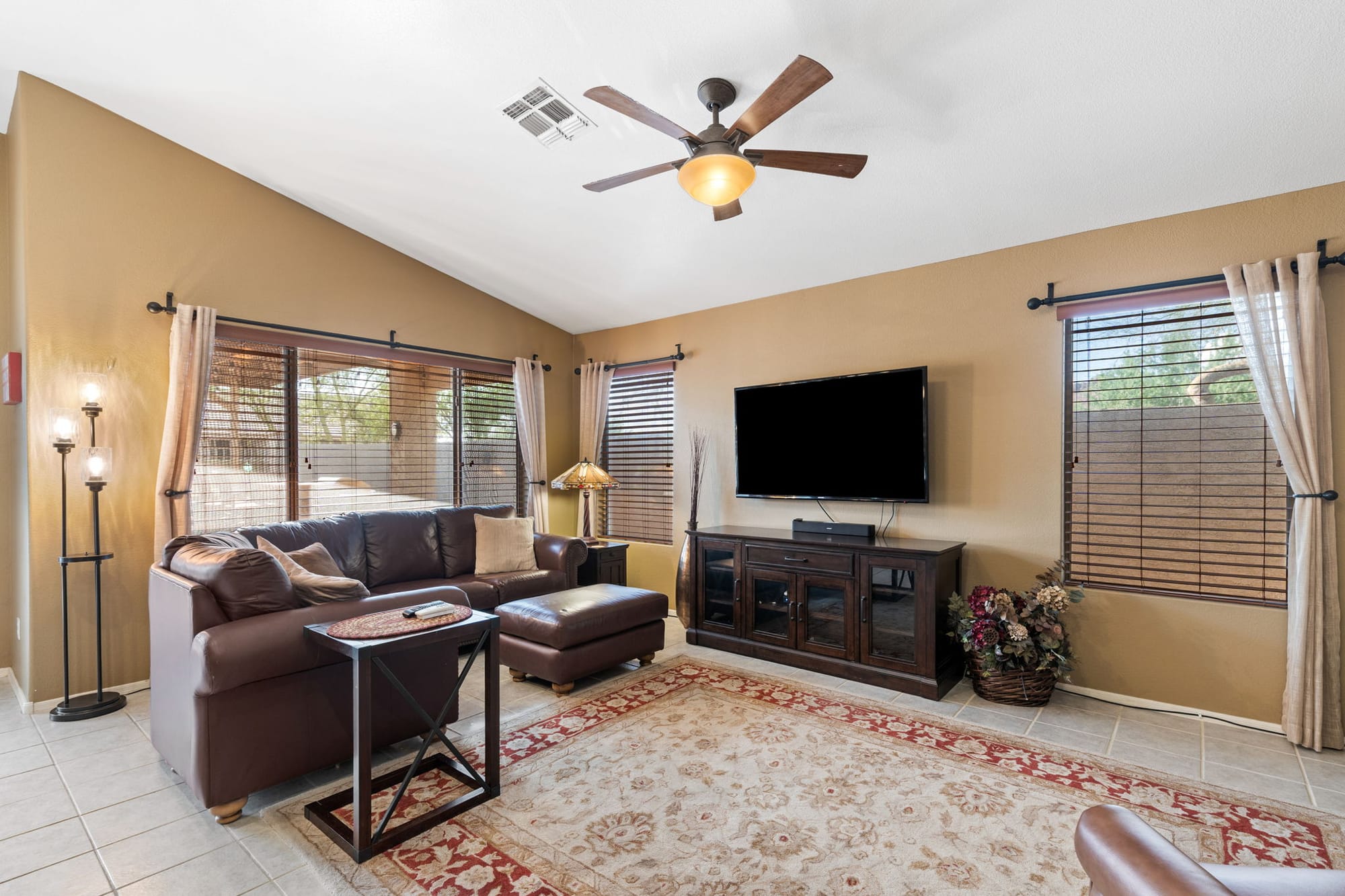 Superstition Foothills 3/2 w/office,Spa & BBQ