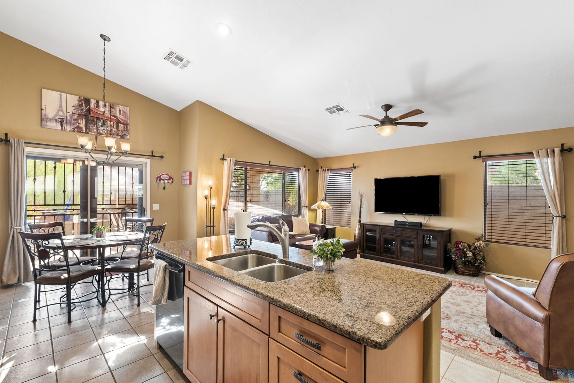 Superstition Foothills 3/2 w/office,Spa & BBQ