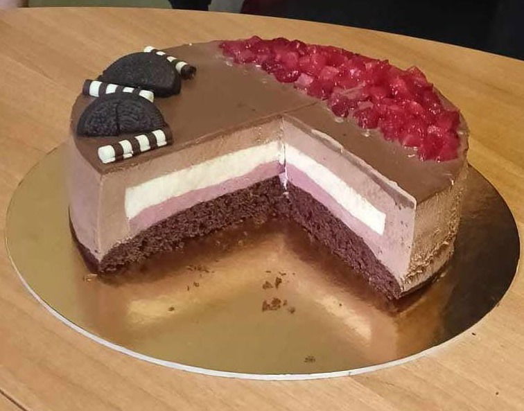 Egyszerű gyümölcsös csoki mousse torta
