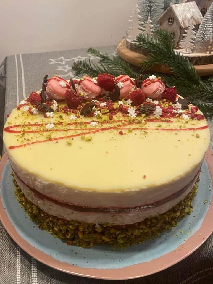 Fehércsokis pisztáciás torta málnával (Alattyán tortája 2021)