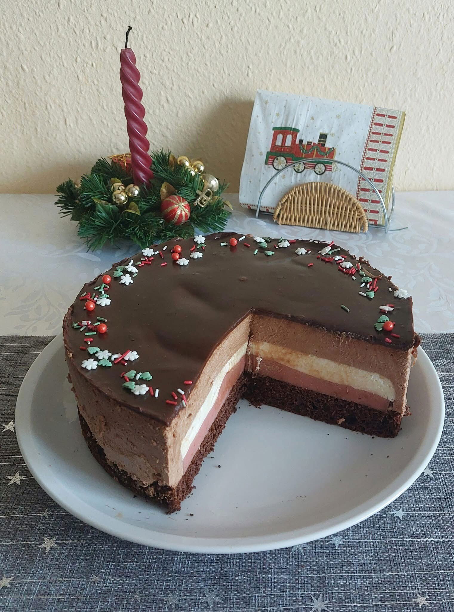 Egyszerű gyümölcsös csoki mousse torta