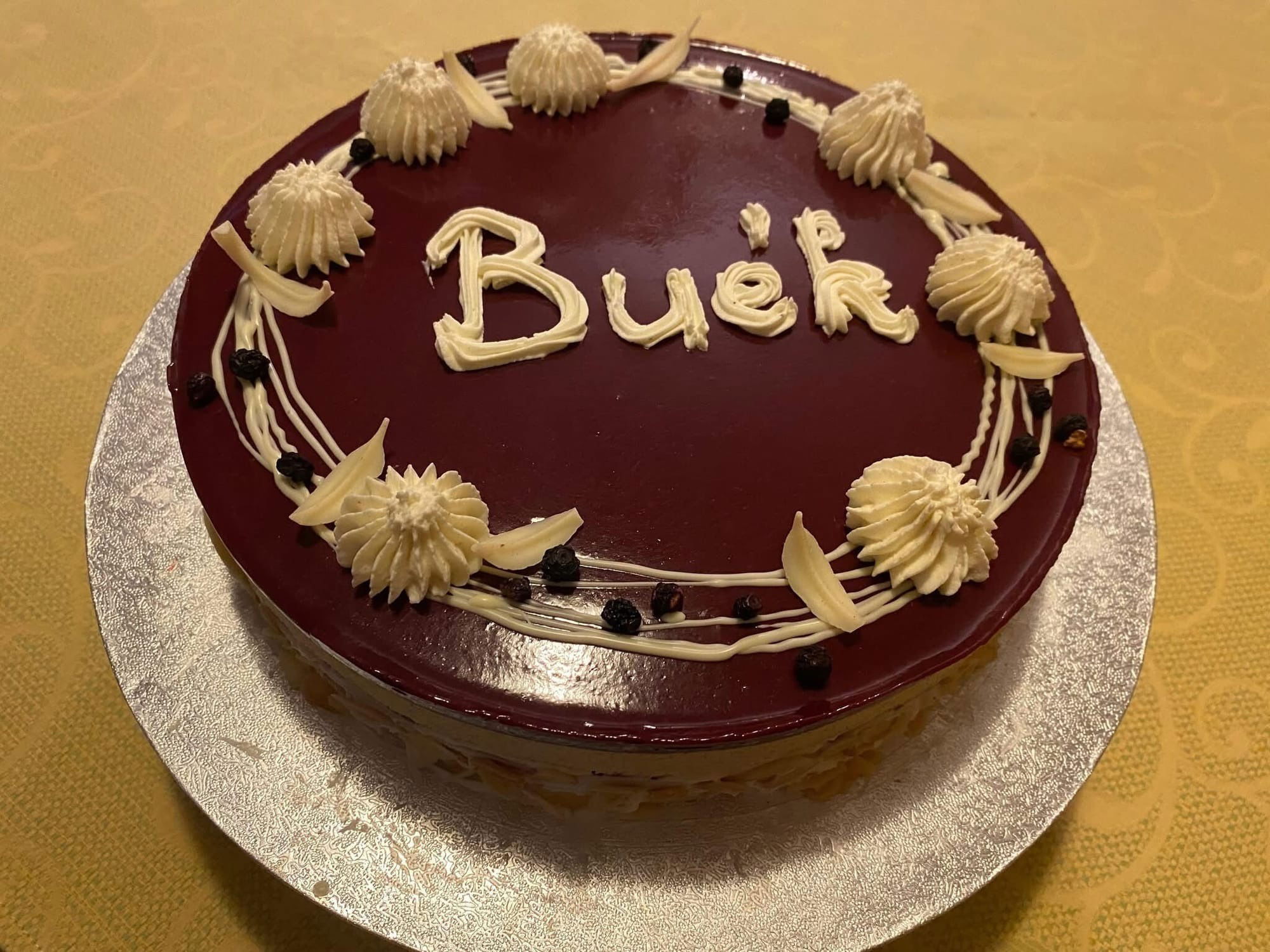 Forraltboros torta erdei gyümölccsel és mandulával