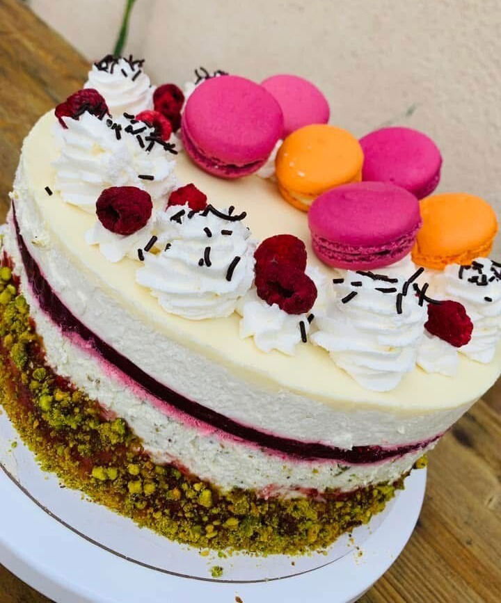 Fehércsokis pisztáciás torta málnával (Alattyán tortája 2021)