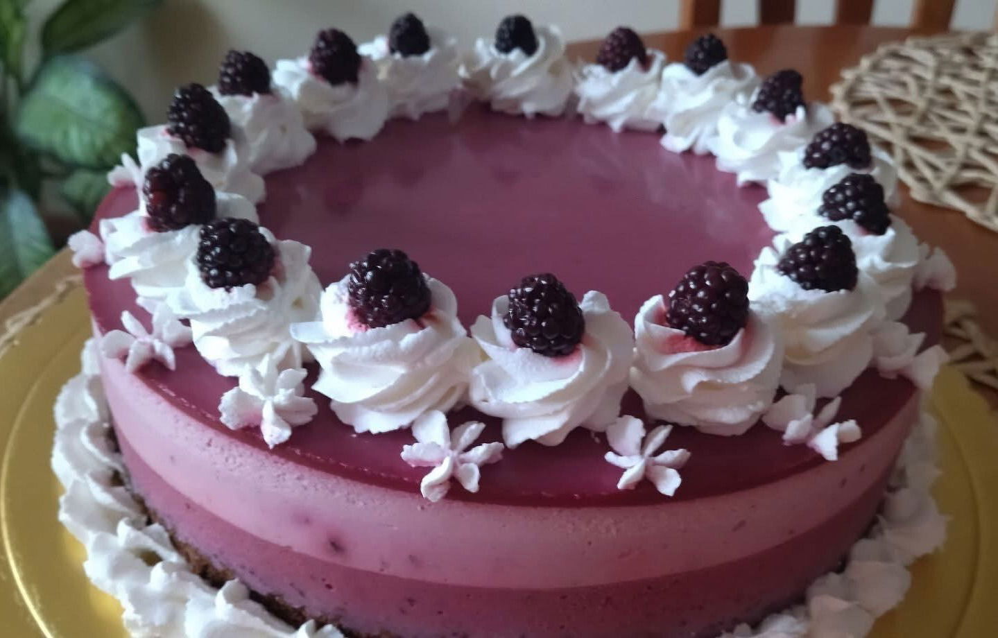 Rózsaborsos erdei gyümölcs torta